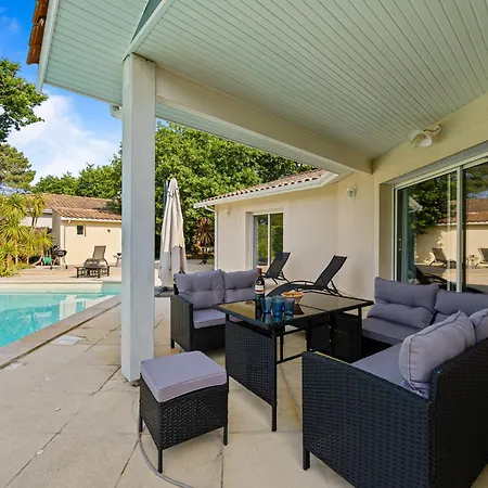 Familiale Piscine & Grand Jardin Vila