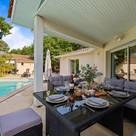 Familiale Piscine & Grand Jardin *