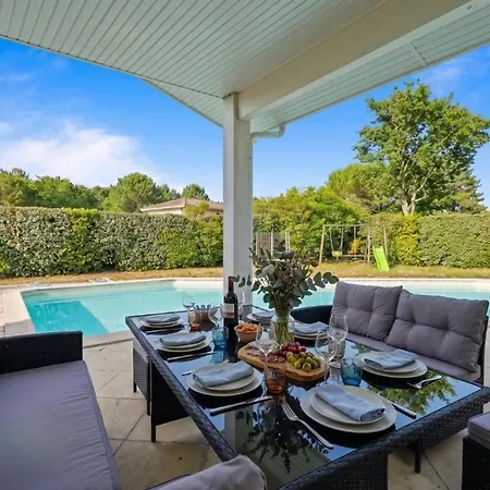 Familiale Piscine & Grand Jardin